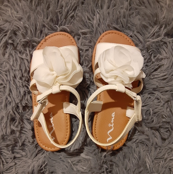 Girls' White Floral Slingback Sandals - Picture 2 of 4